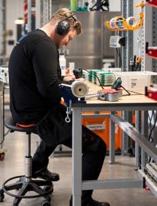 Pinnotettujen metallikappaleiden kokoonpanotyoskentelya.